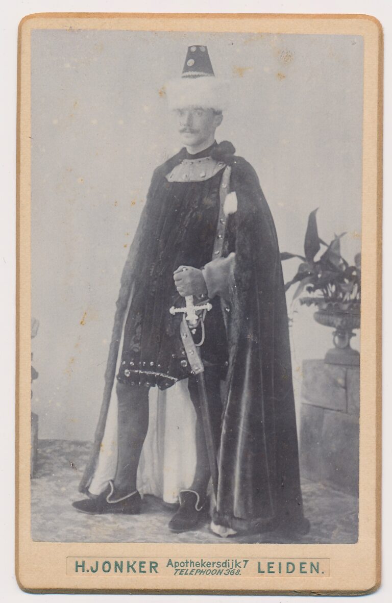 Foto van J.F. Versteegen, H. Jonker, Apothekersdijk 7, Leiden