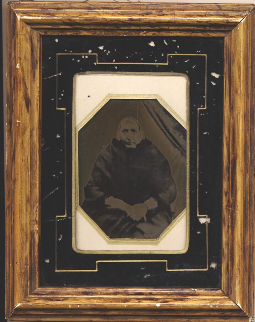 View the photos 1 van Onbekend: oudere vrouw, ca. 1858