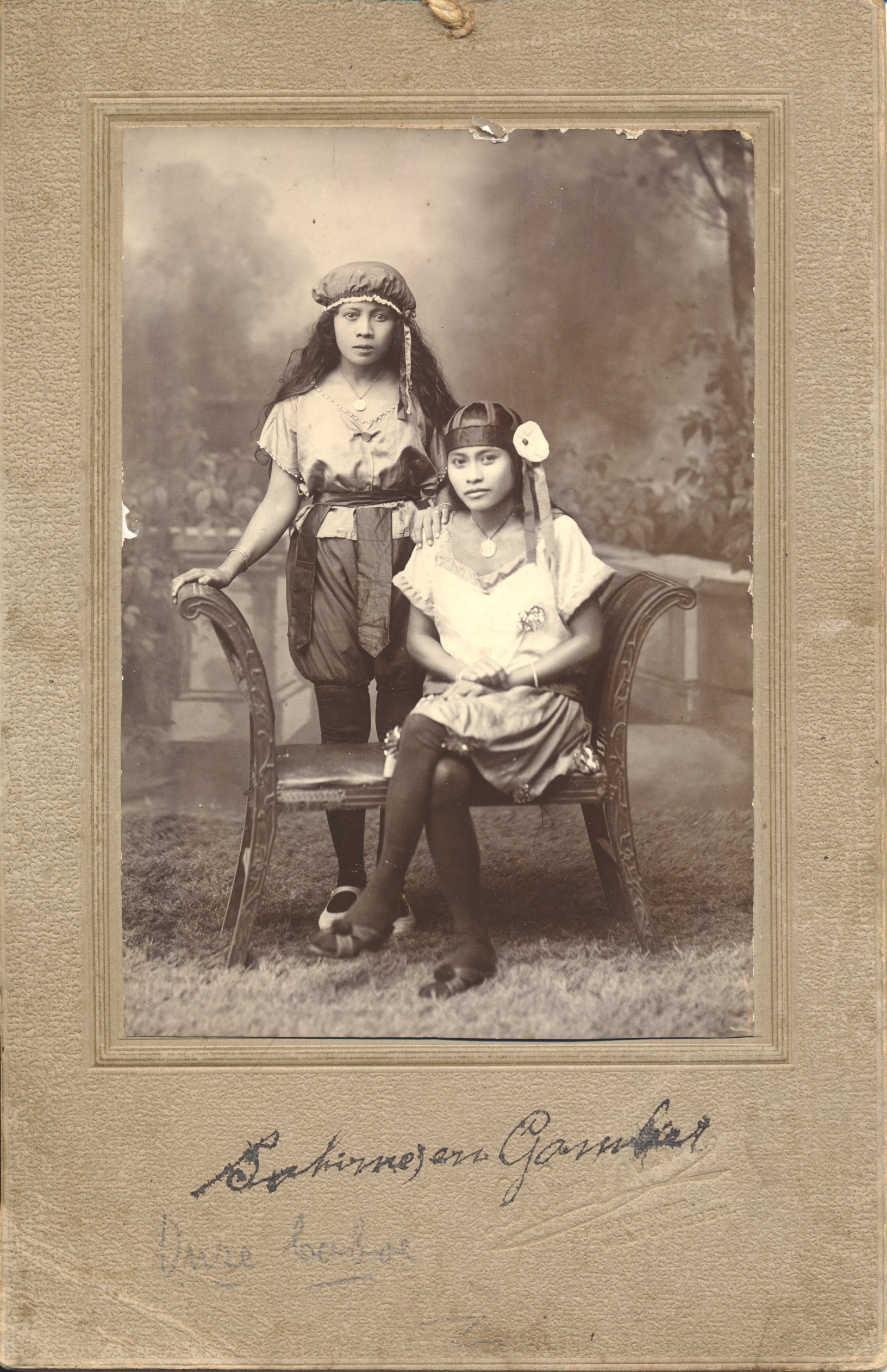 Onbekend: twee jonge vrouwen in danskostuum (Nederlands-Indië), ca. 1890
