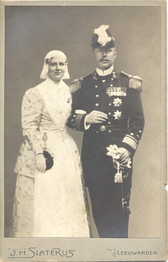 Bekijk de foto's 1 van J.H. Slaterus: koningin Wilhelmina en prins Hendrik in Friese streekdracht, Leeuwarden 1905
