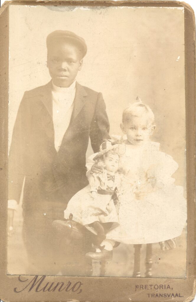 Bekijk de foto's 1 van Munro: bediende met een kind, Pretoria ca. 1898