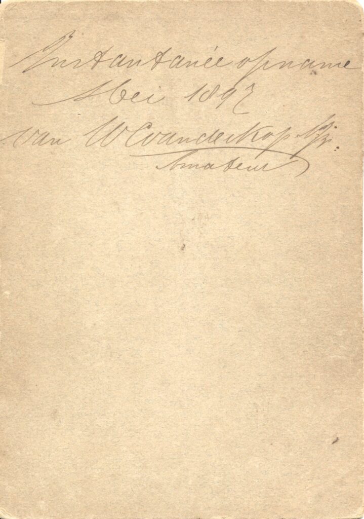 Bekijk de foto's 2 van Onbekend: echtpaar; instantané-opname uit 1897, ca. 1890