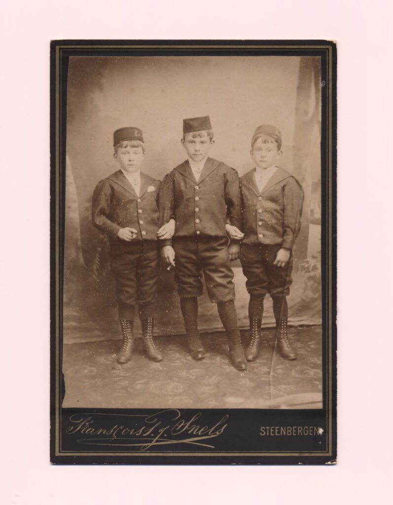 Bekijk de foto's 1 van François J. Snels: drie jongens in matrozenpak, Steenbergen ca. 1895