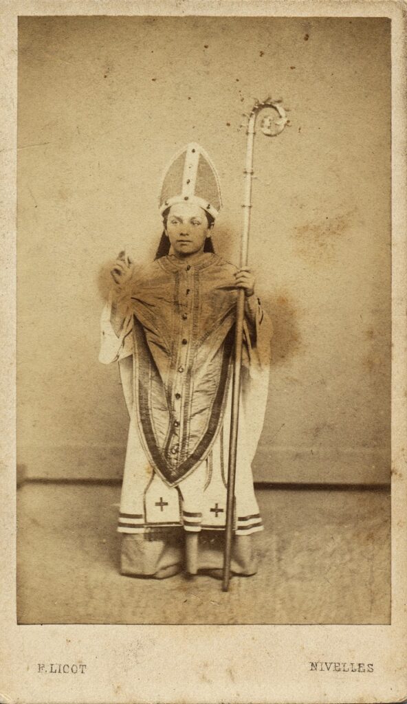 Bekijk de foto's 1 van F. Licot: kind als Sint-Nicolaas, Nivelles ca. 1873