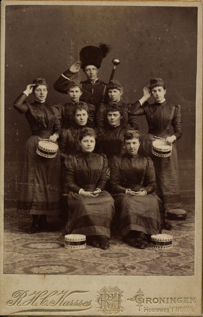 Bekijk de foto's 1 van R.H.C. Karsses: dames-tamboerkorps, Groningen ca. 1893