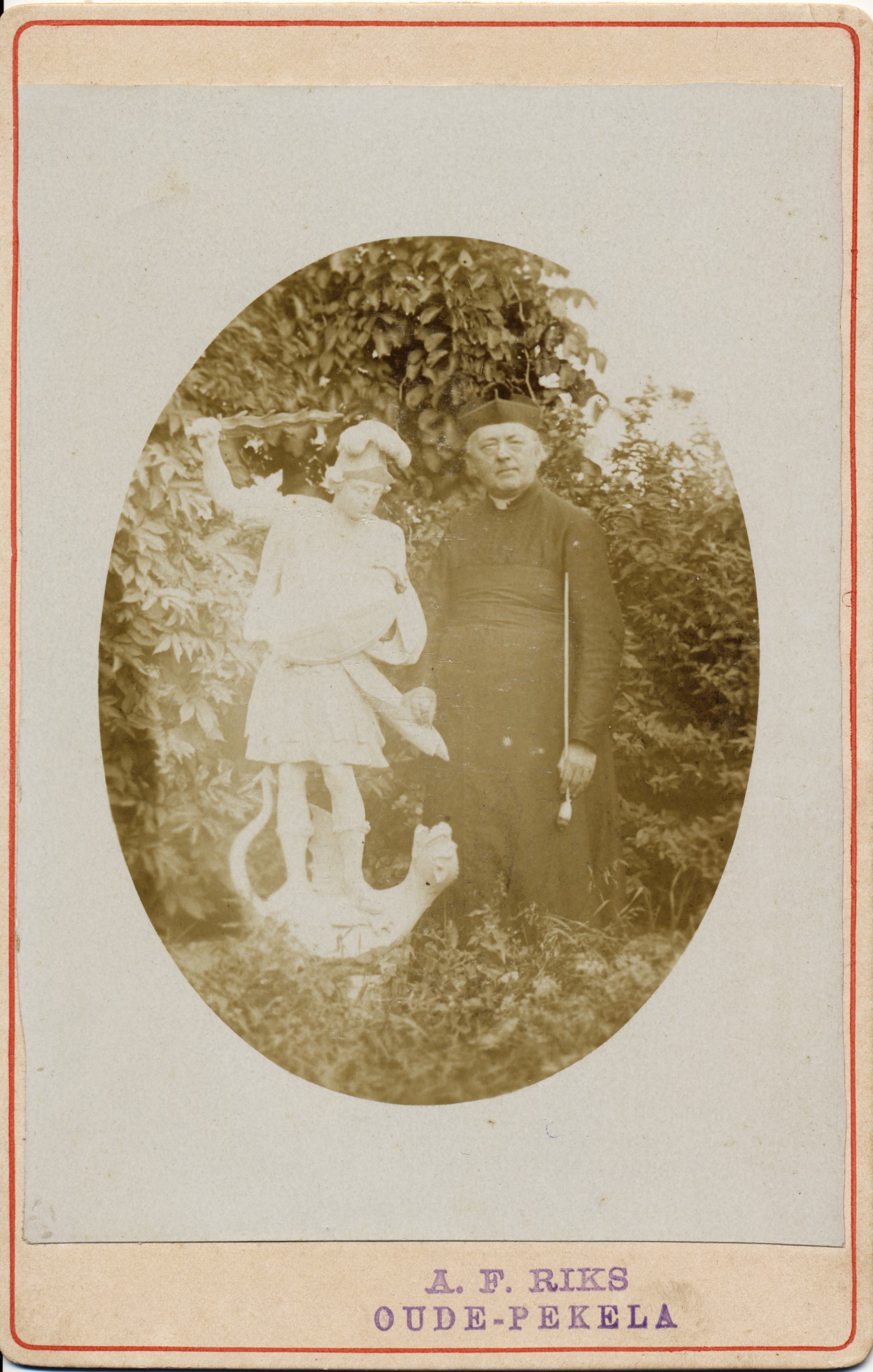 A.F. Riks: pastoor bij een tuinbeeld, Oude-Pekela ca. 1893