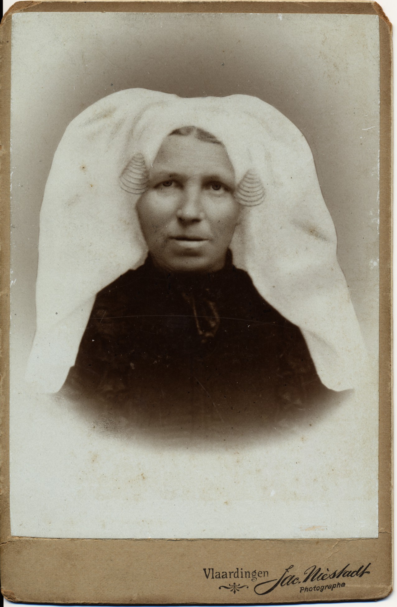 Jac. Niestadt: vrouw in streekdracht, Vlaardingen ca. 1895