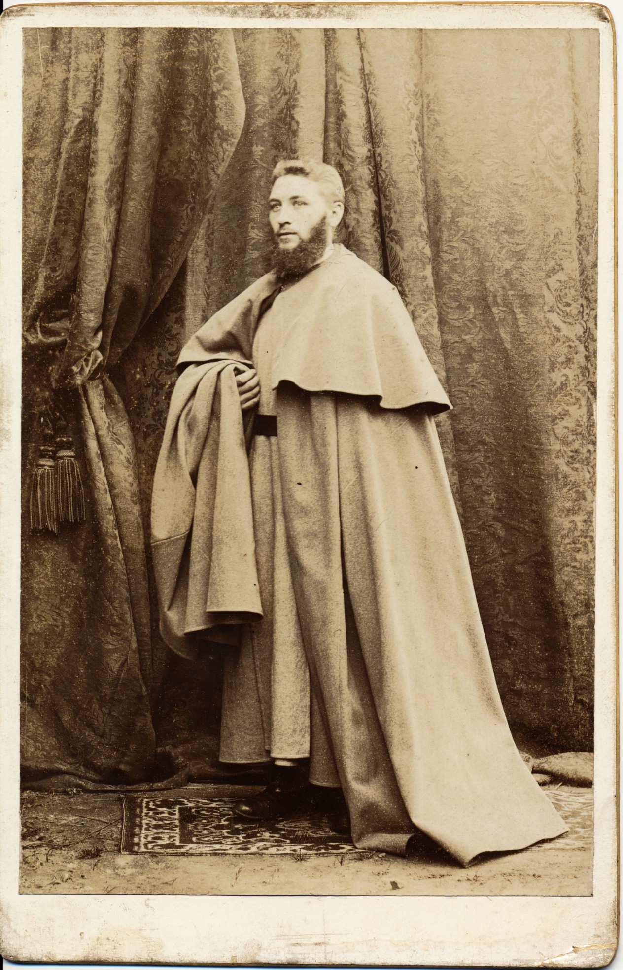 Onbekend: man in een reismantel, ca. 1890