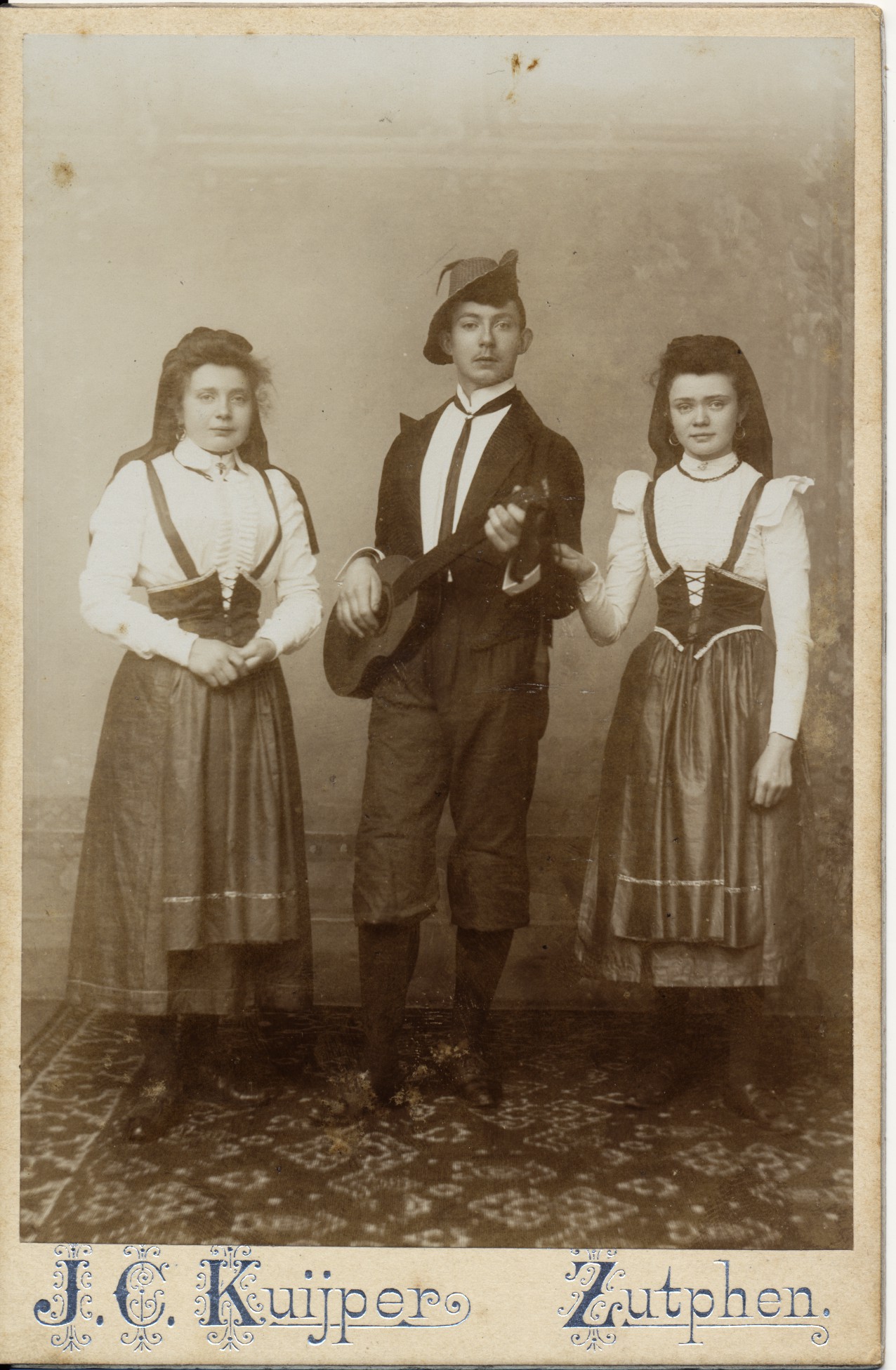 J.C. Kuijper: drie personen in alpine kostuum, Zutphen ca. 1893