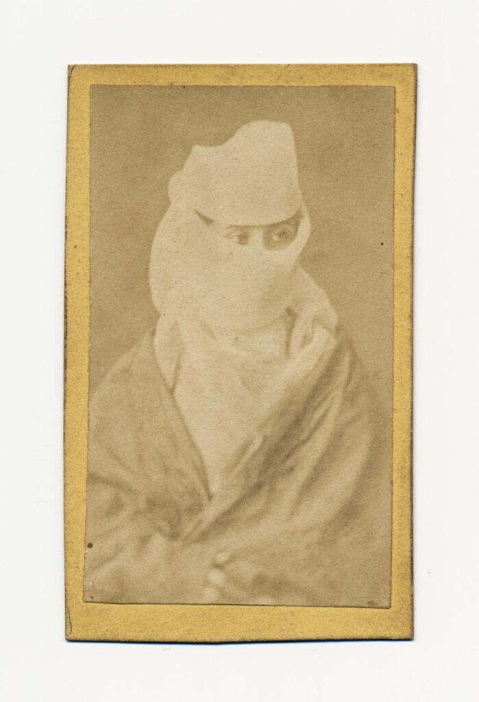 Bekijk de foto's 1 van Onbekend: gesluierd persoon, ca. 1873