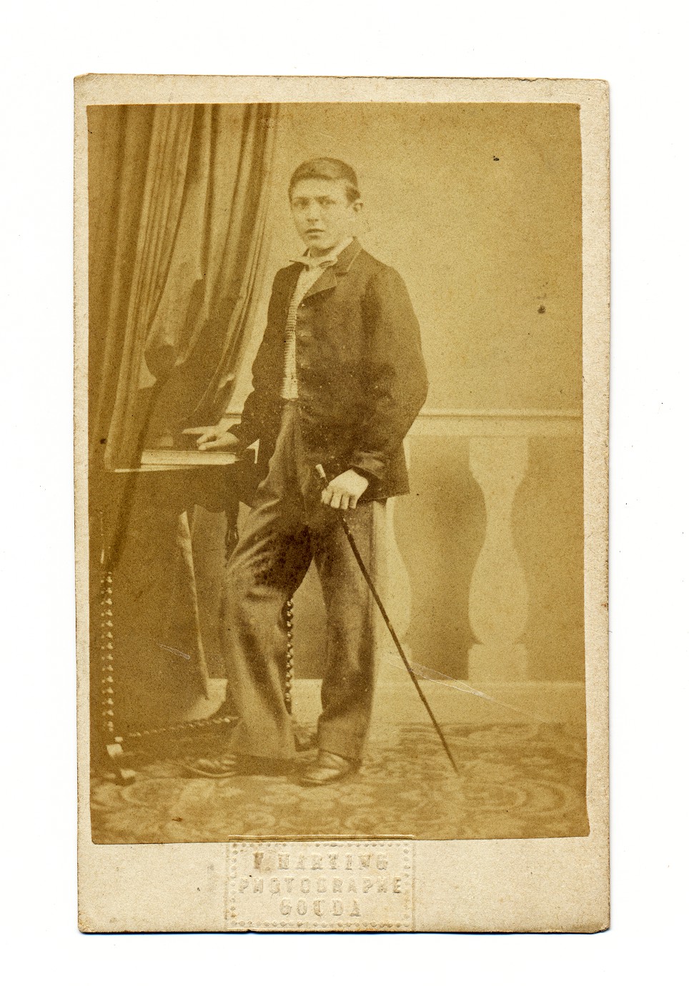 F. Harting: jongeman met wandelstok, Gouda ca. 1883