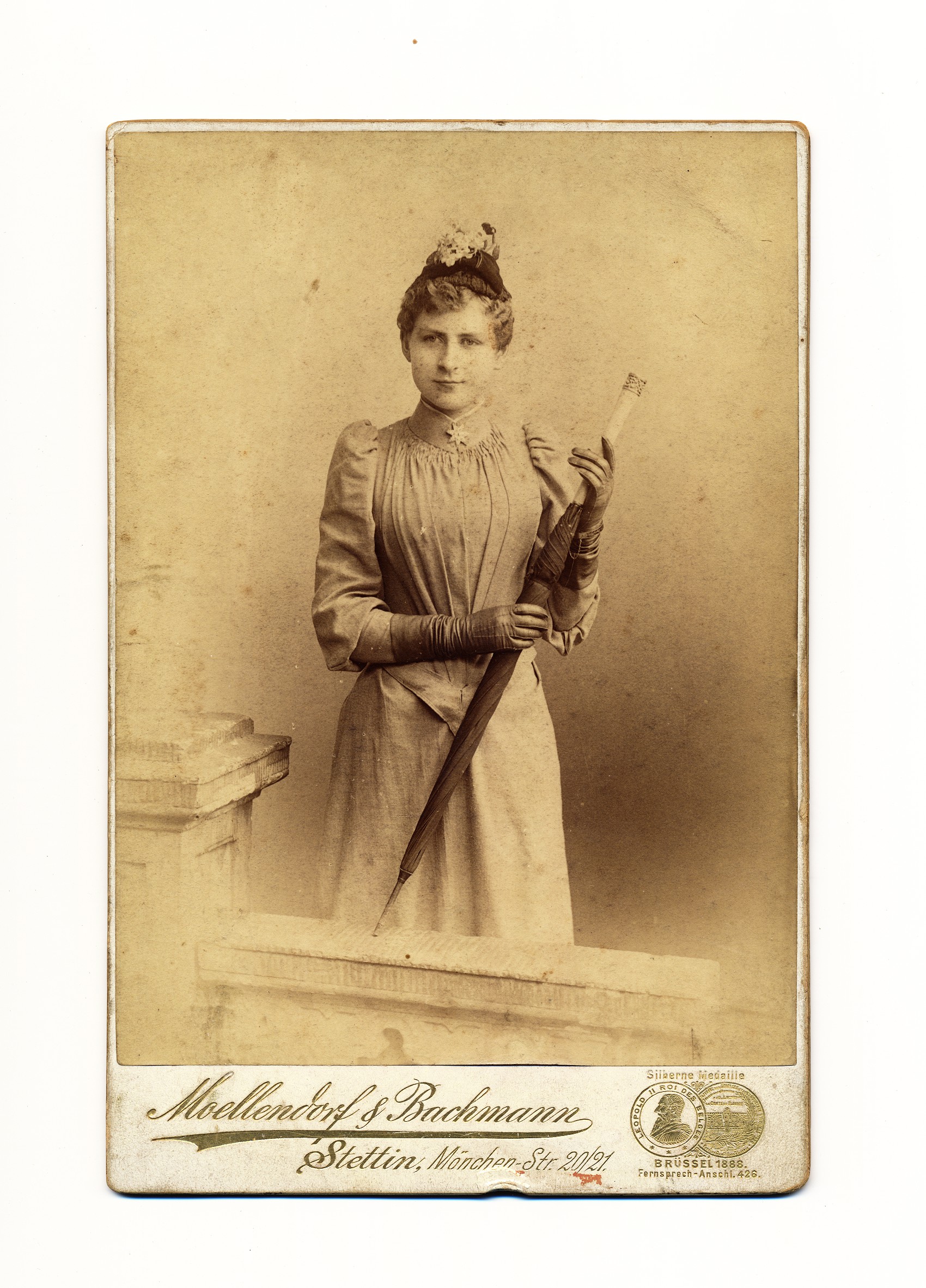 Moellendorf & Bachmann: vrouw met parasol, Stettin ca. 1899