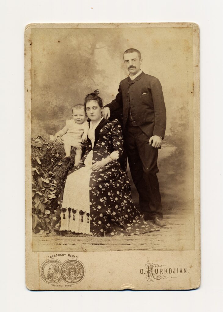 Bekijk de foto's 1 van O. Kurkdjian: gezin met baby, Soerabaja ca. 1900