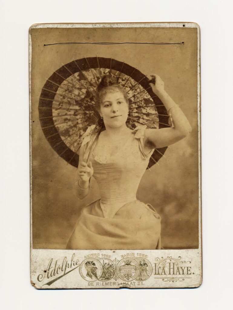Bekijk de foto's 1 van Adolphe: vrouw met Japanse parasol, Den Haag ca. 1890