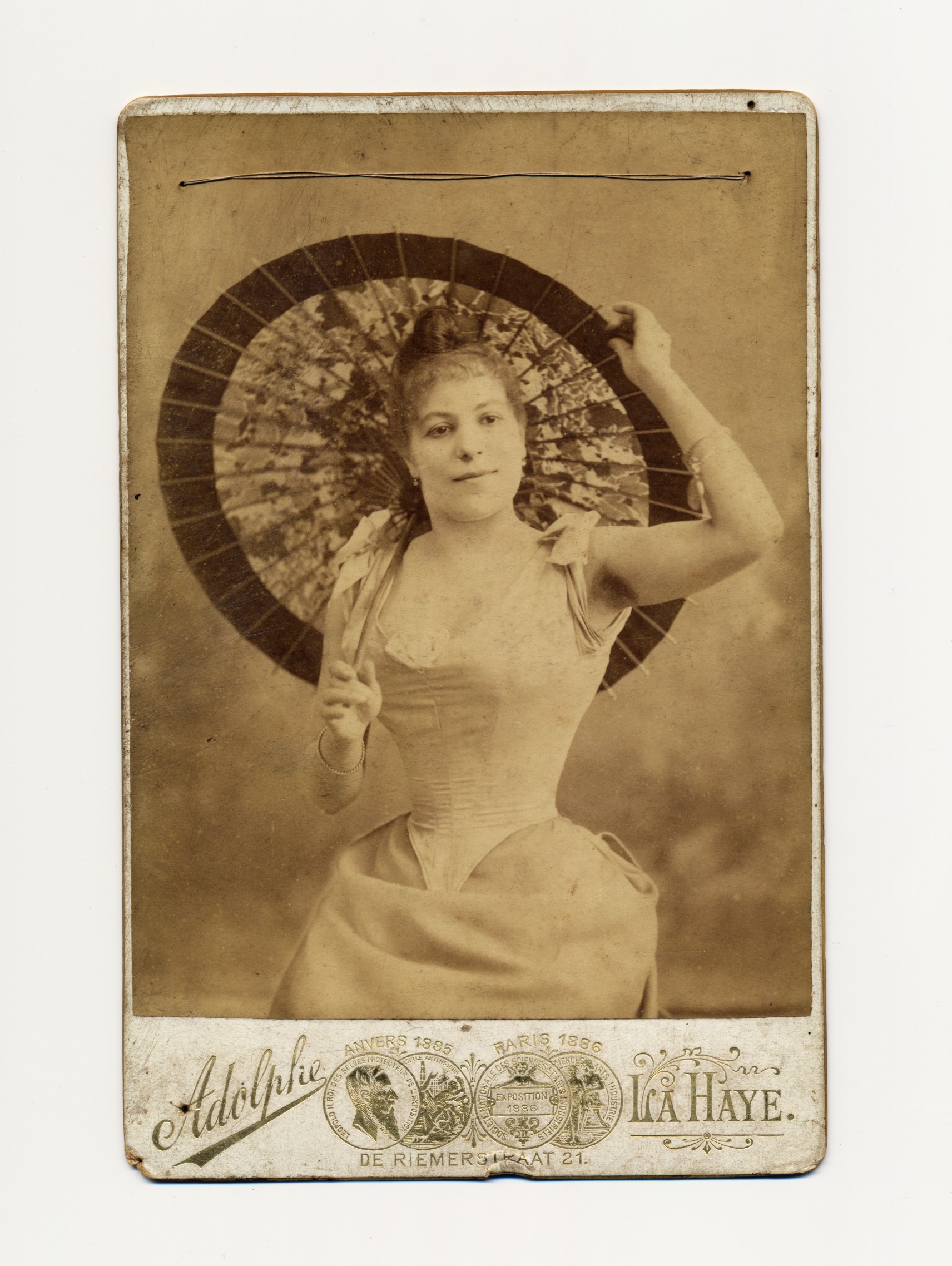 Adolphe: vrouw met Japanse parasol, Den Haag ca. 1890