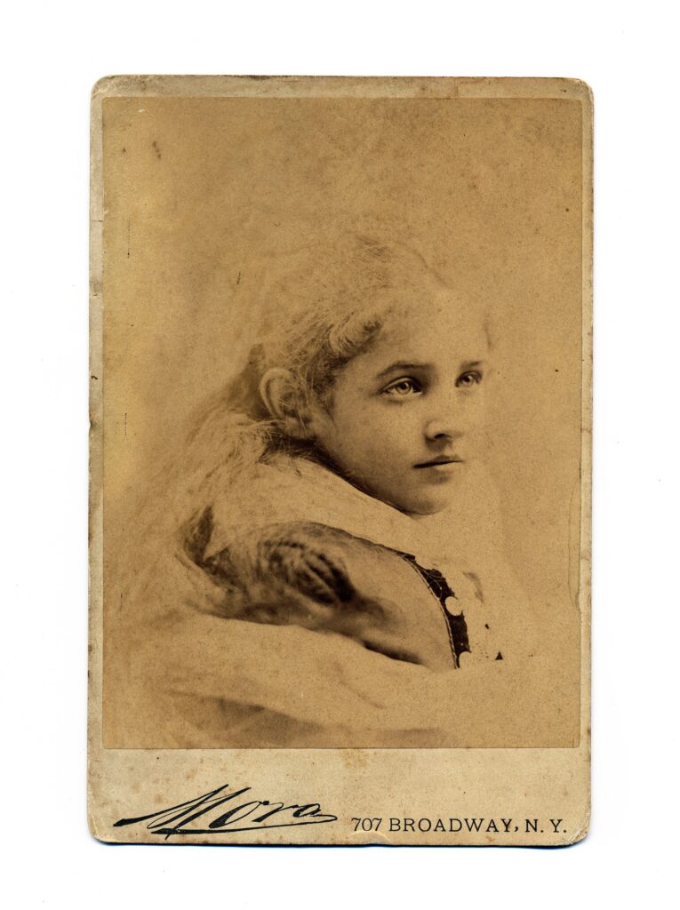 Bekijk de foto's 1 van Mora: meisje met bontkraag (atelier Mora, New York) – opname A, New York ca. 1882