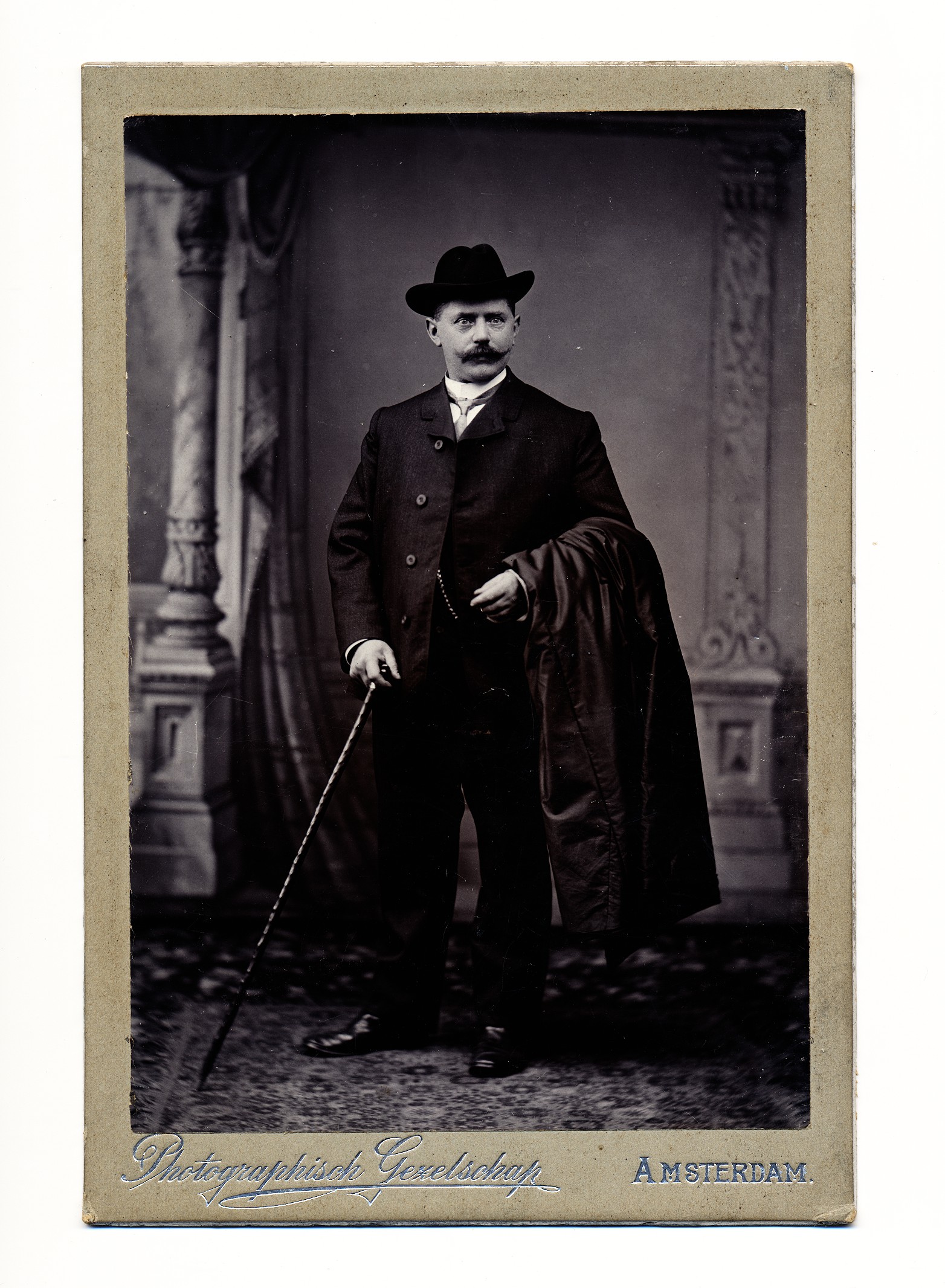 Photographisch Gezelschap: man met cape, Amsterdam ca. 1900