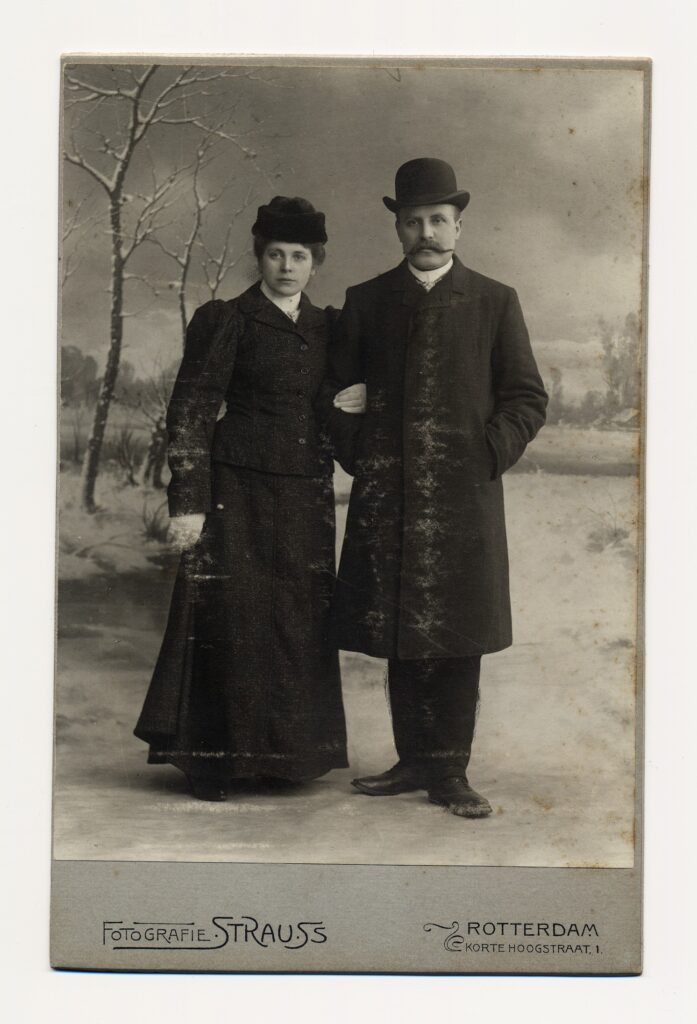 Bekijk de foto's 1 van Fotografie Strauss: echtpaar in wintertooi, Rotterdam ca. 1895