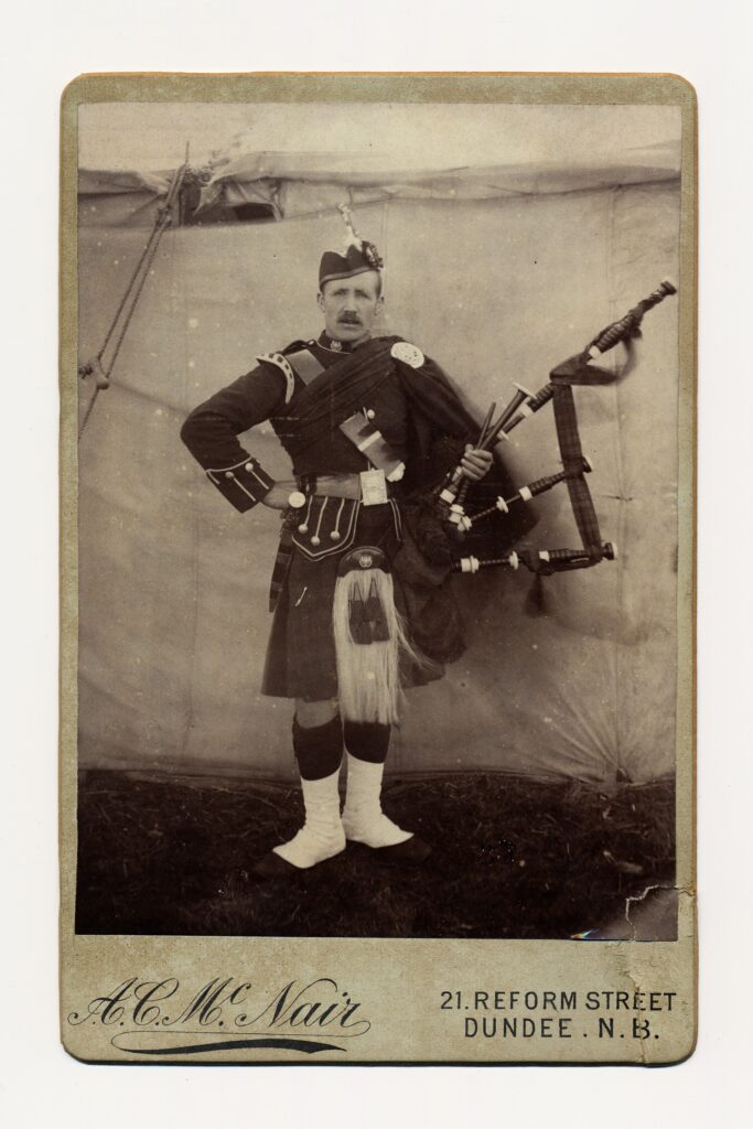Bekijk de foto's 1 van A.C. McNair: doedelzakspeler, Dundee ca. 1895