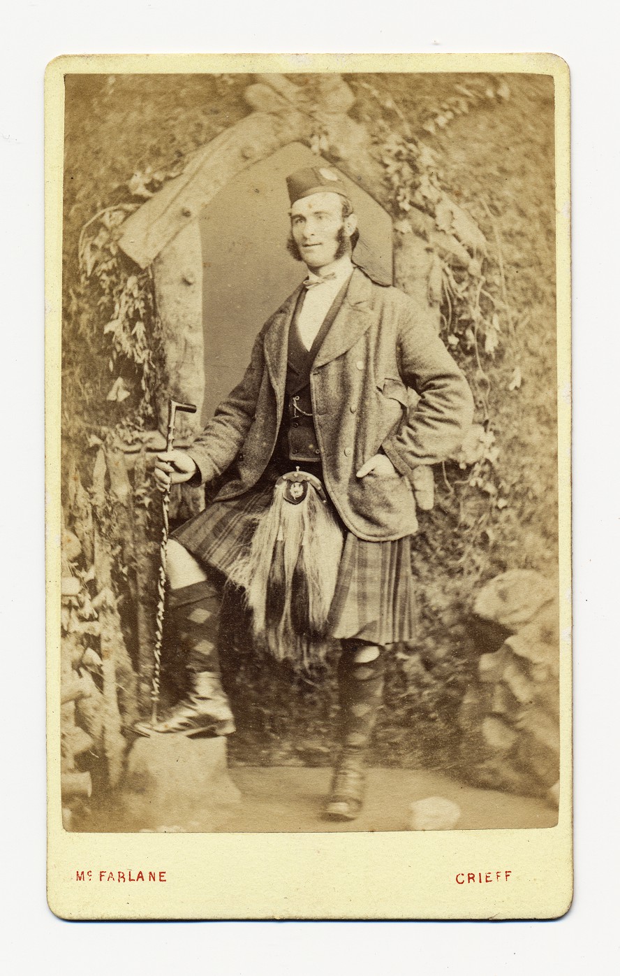 McFarlane: man in Highland-dracht, Crieff ca. 1870