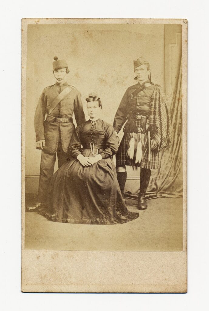 Bekijk de foto's 1 van McFarlane: gezelschap van drie in militair tenue, Crieff ca. 1870