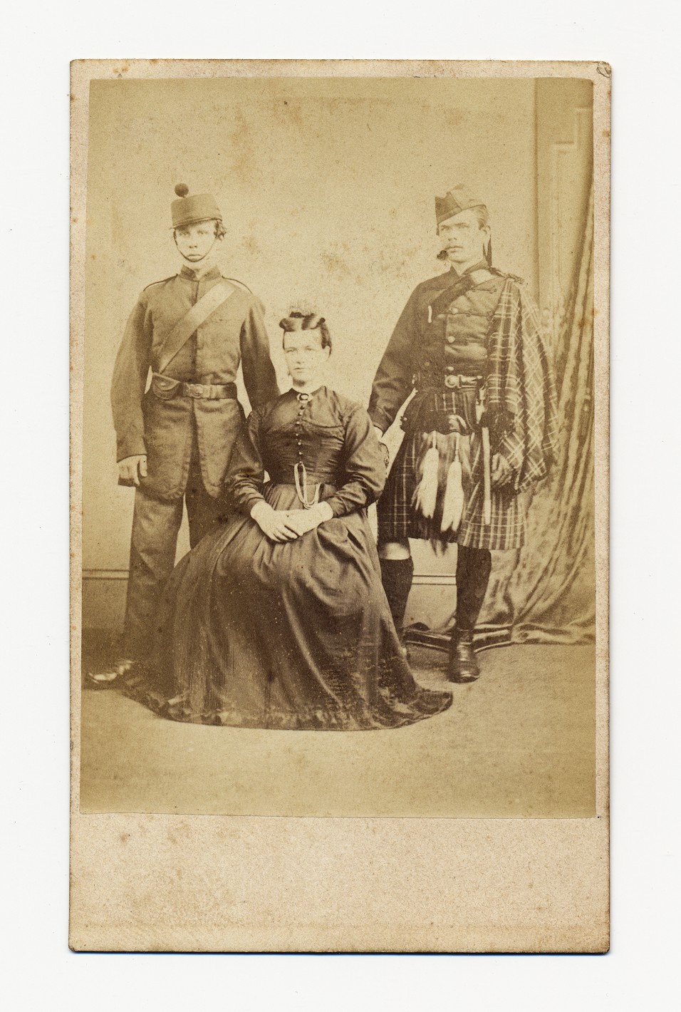 McFarlane: gezelschap van drie in militair tenue, Crieff ca. 1870