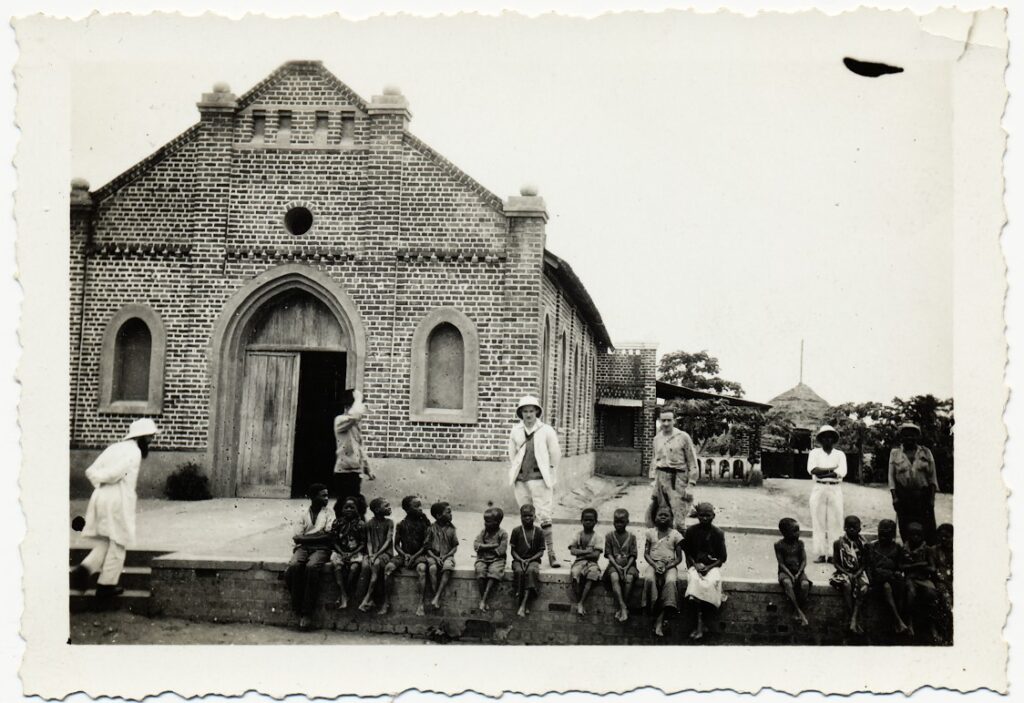 View the photos 1 van Onbekend: missiekerk met kinderen (Afrika), ca. 1935