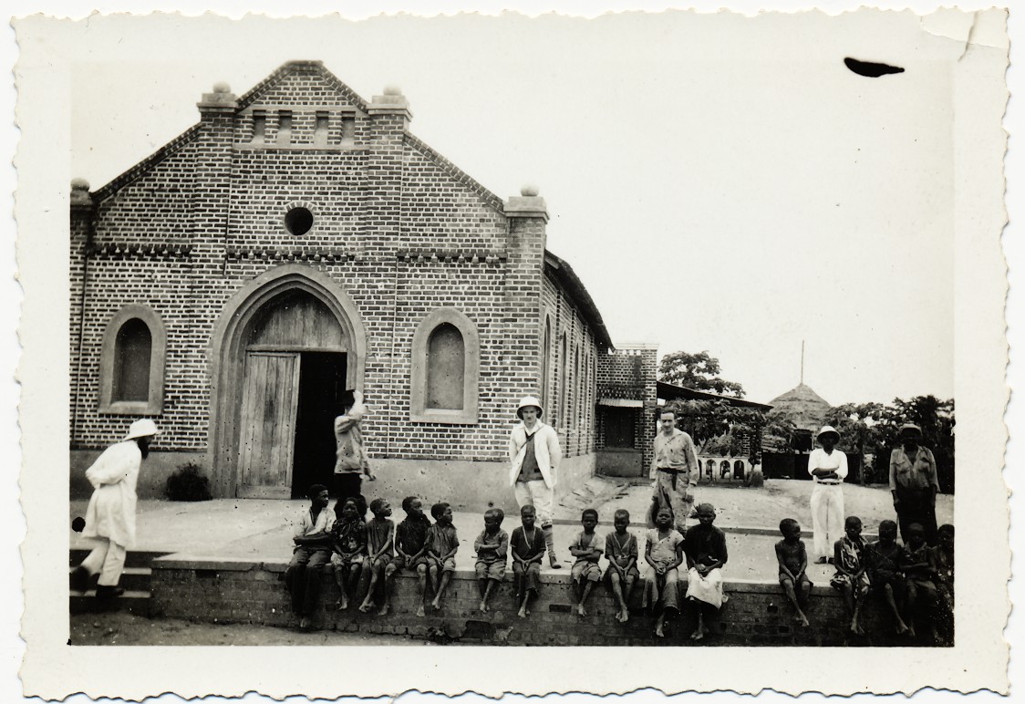 Onbekend: missiekerk met kinderen (Afrika), ca. 1935