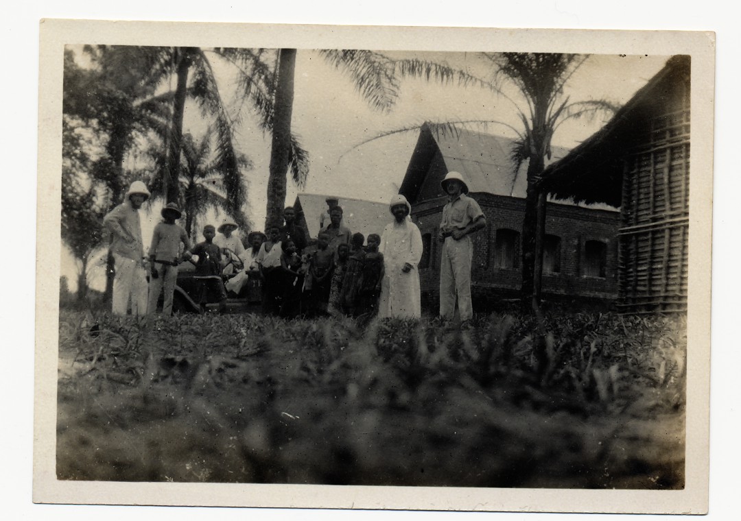 Onbekend: gezelschap bij een missiepost onder de palmen (Afrika), ca. 1935