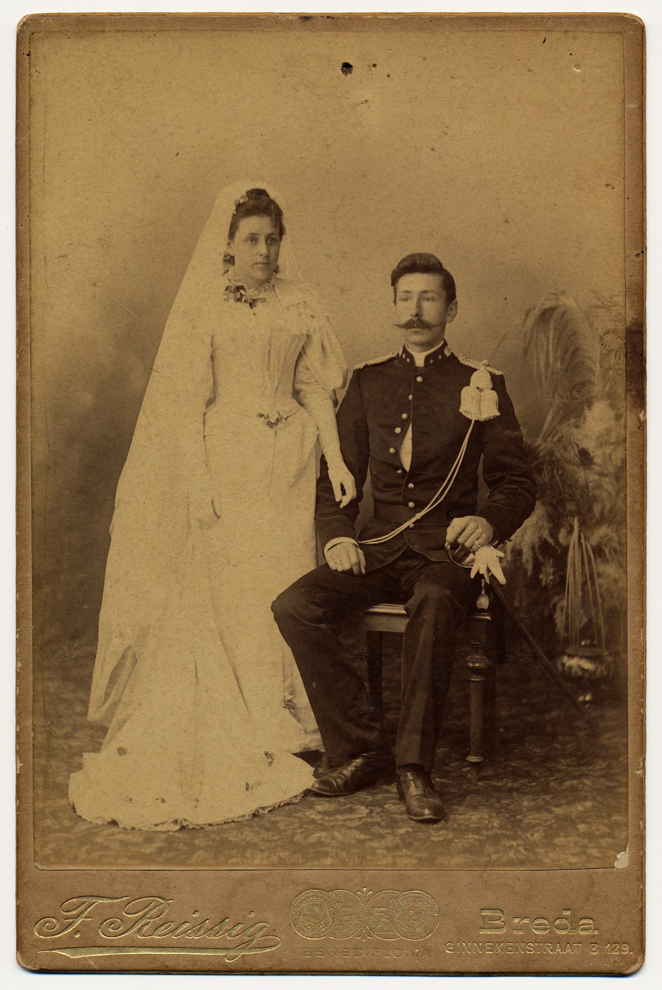 F. Reissig: bruidspaar met militair, Breda ca. 1895