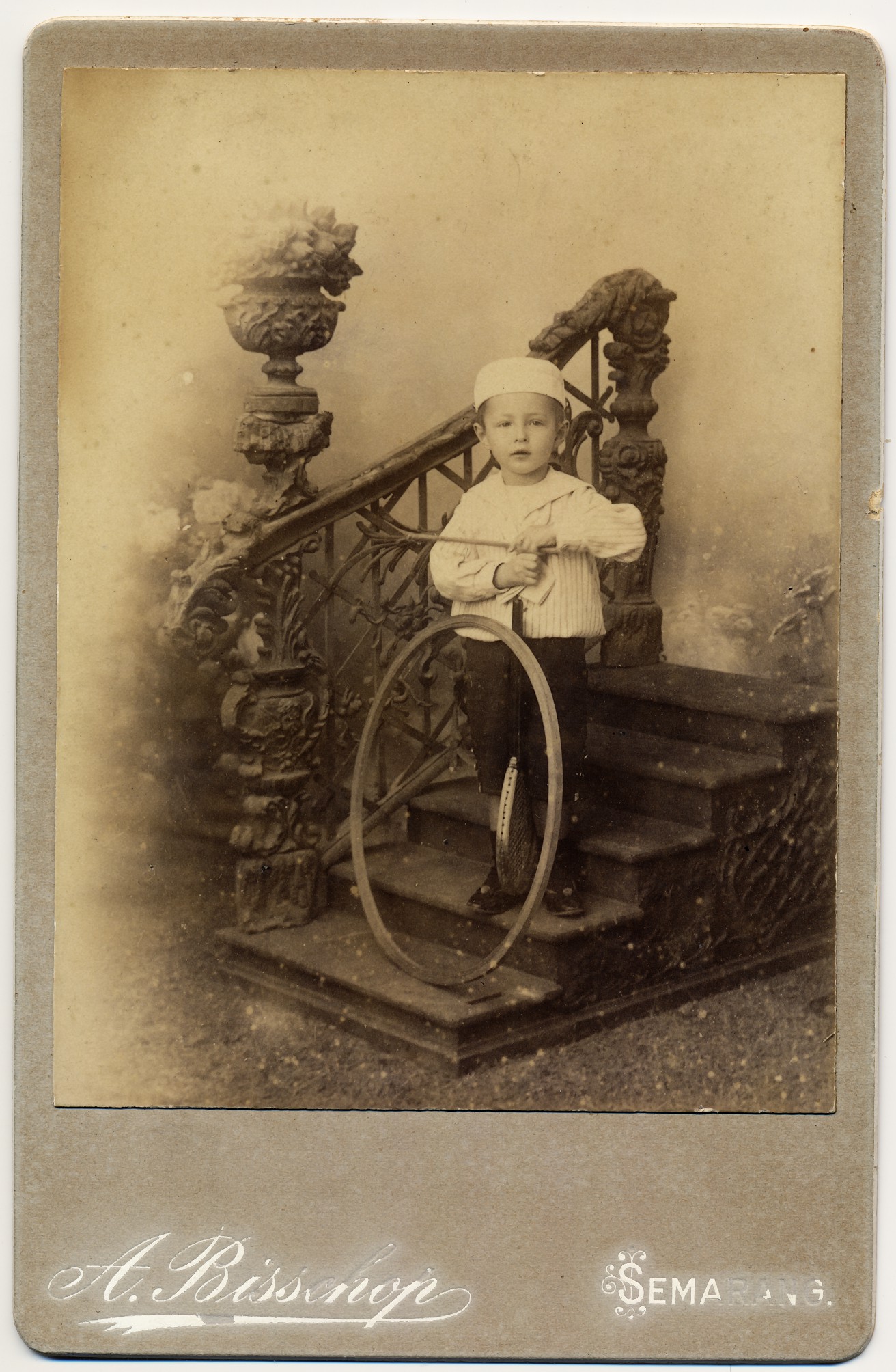 A. Bisschop: jongen met hoepel, Semarang ca. 1895
