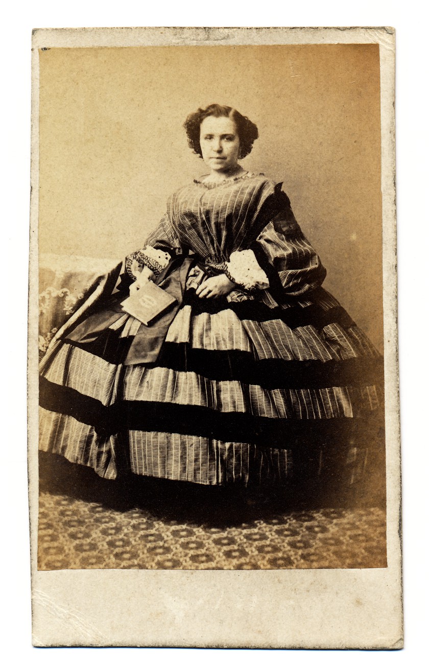 F. Kaijser: vrouw in geruite jurk, Utrecht/Zwolle ca. 1878