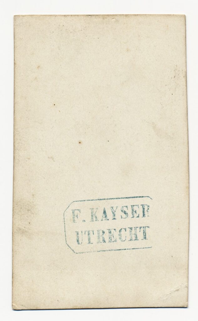 Bekijk de foto's 2 van F. Kaijser: vrouw in geruite jurk, Utrecht/Zwolle ca. 1878