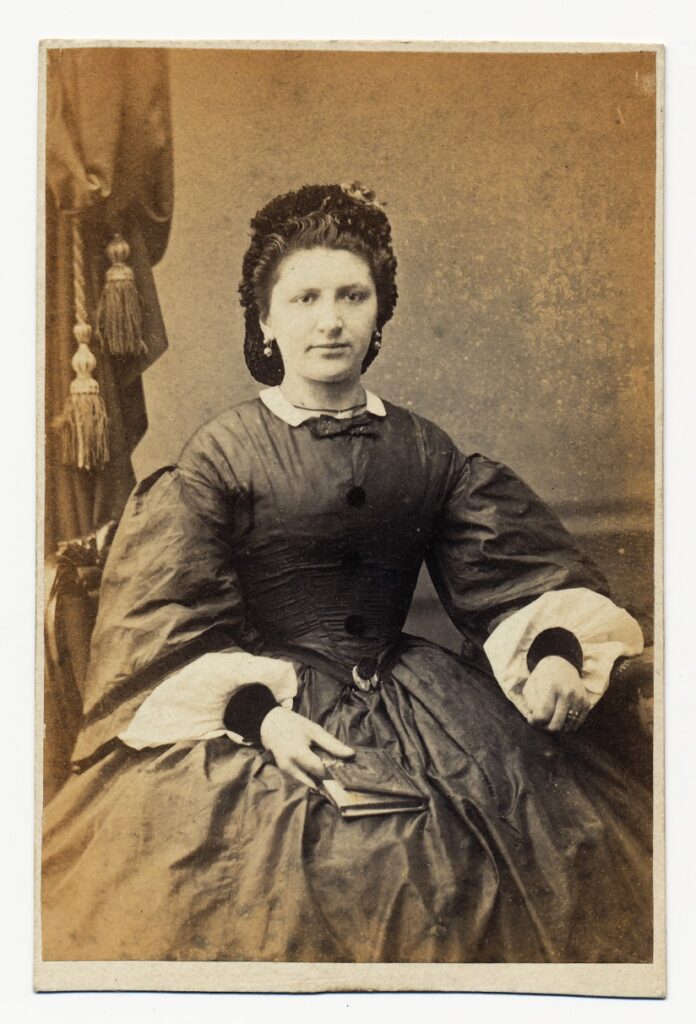 View the photos 1 van F. Kaijser: woman with white cuffs, Utrecht/Zwolle ca. 1878