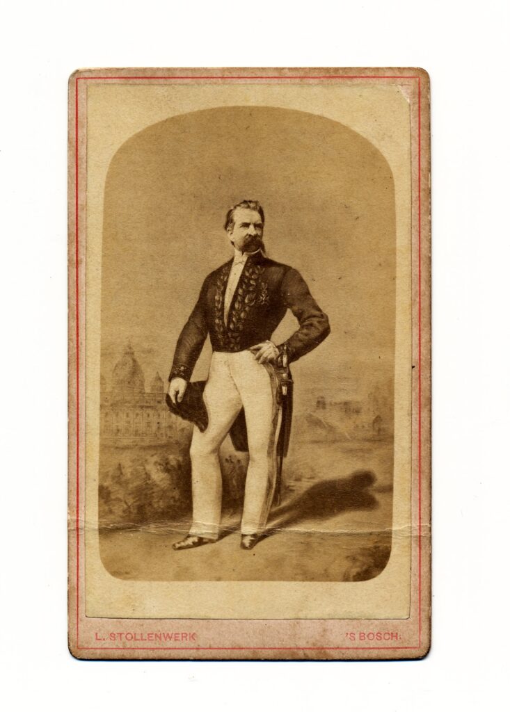 Bekijk de foto's 1 van L. Stollenwerk: man in uniform met zwaard, ‘s-Hertogenbosch ca. 1874