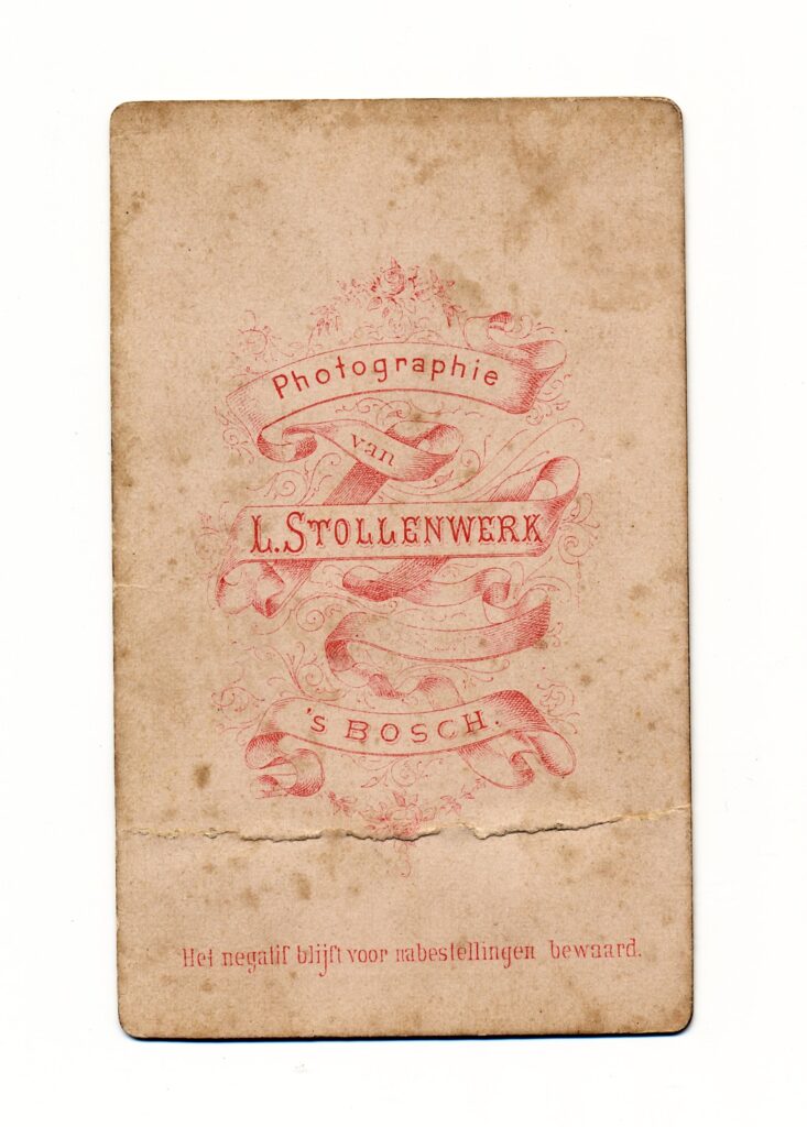 Bekijk de foto's 2 van L. Stollenwerk: man in uniform met zwaard, ‘s-Hertogenbosch ca. 1874