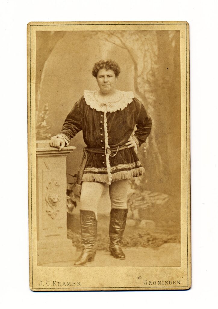 Bekijk de foto's 1 van J.G. Kramer: vrouw in theatraal pagekostuum, Groningen ca. 1878