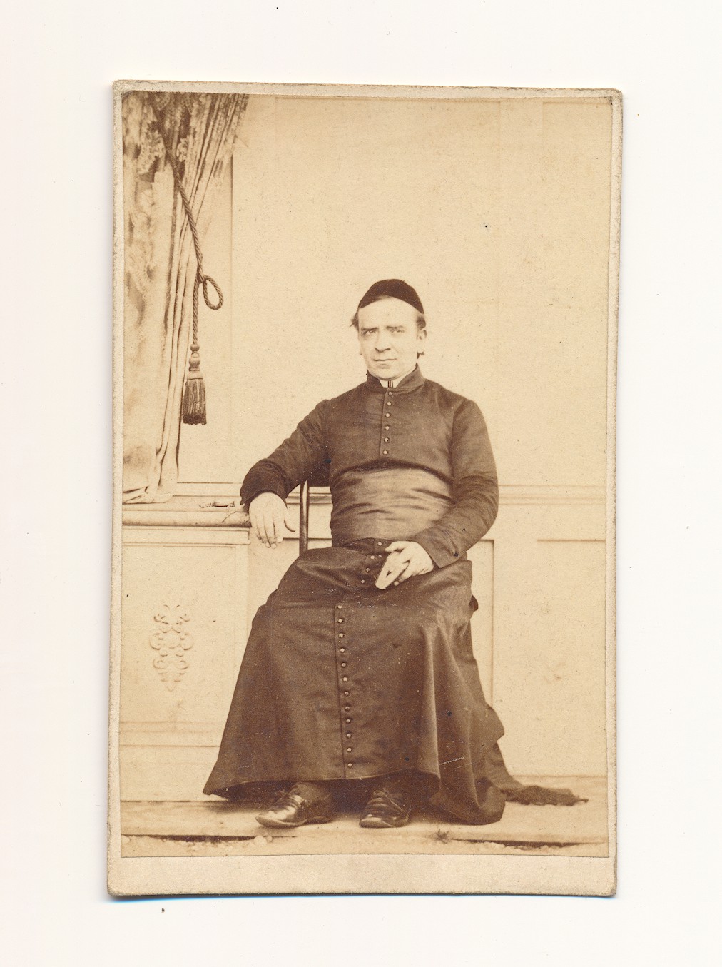 Onbekend: zittende priester, ca. 1870