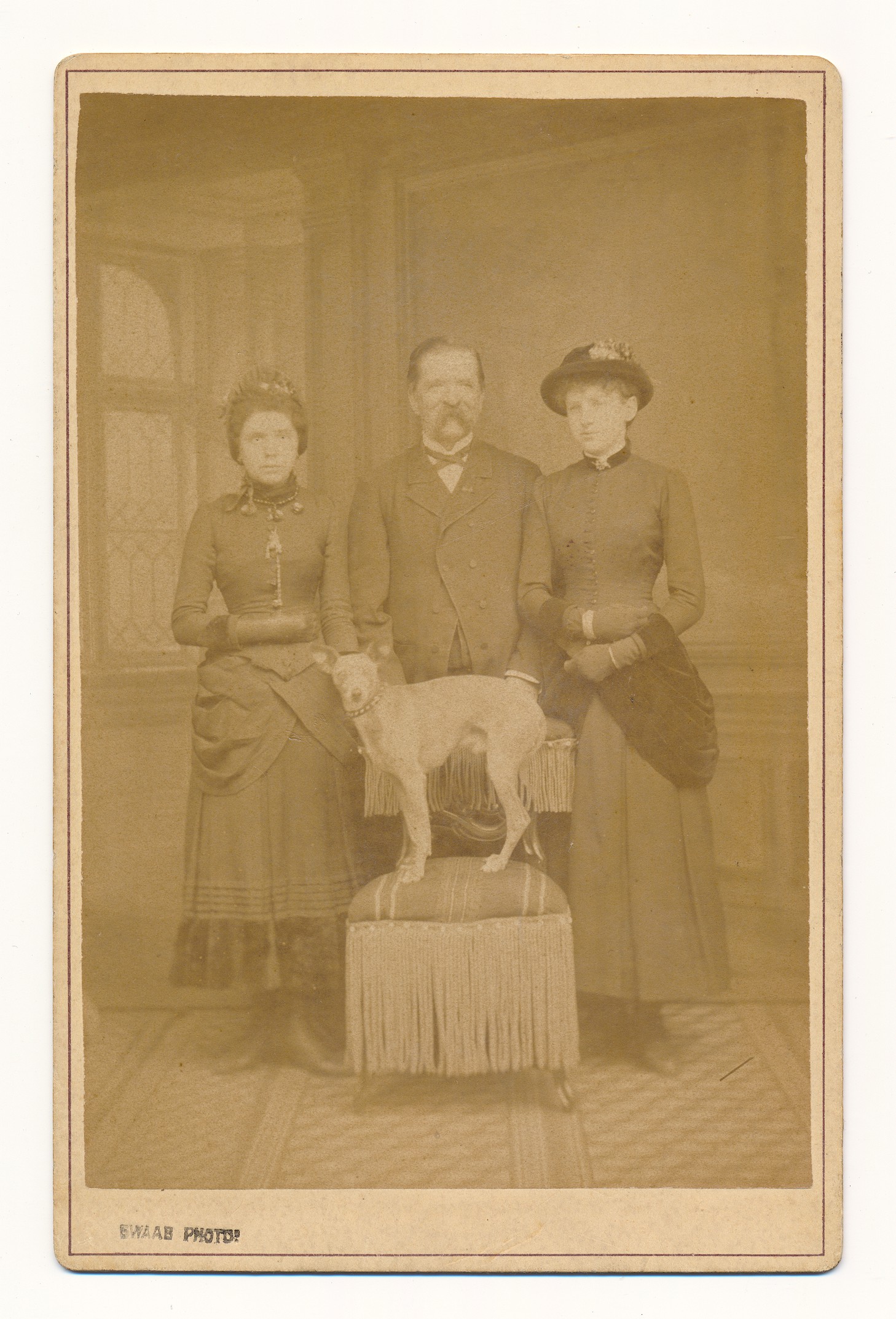 Joseph Swaab: twee vrouwen met een hondje, ‘s-Hertogenbosch ca. 1890