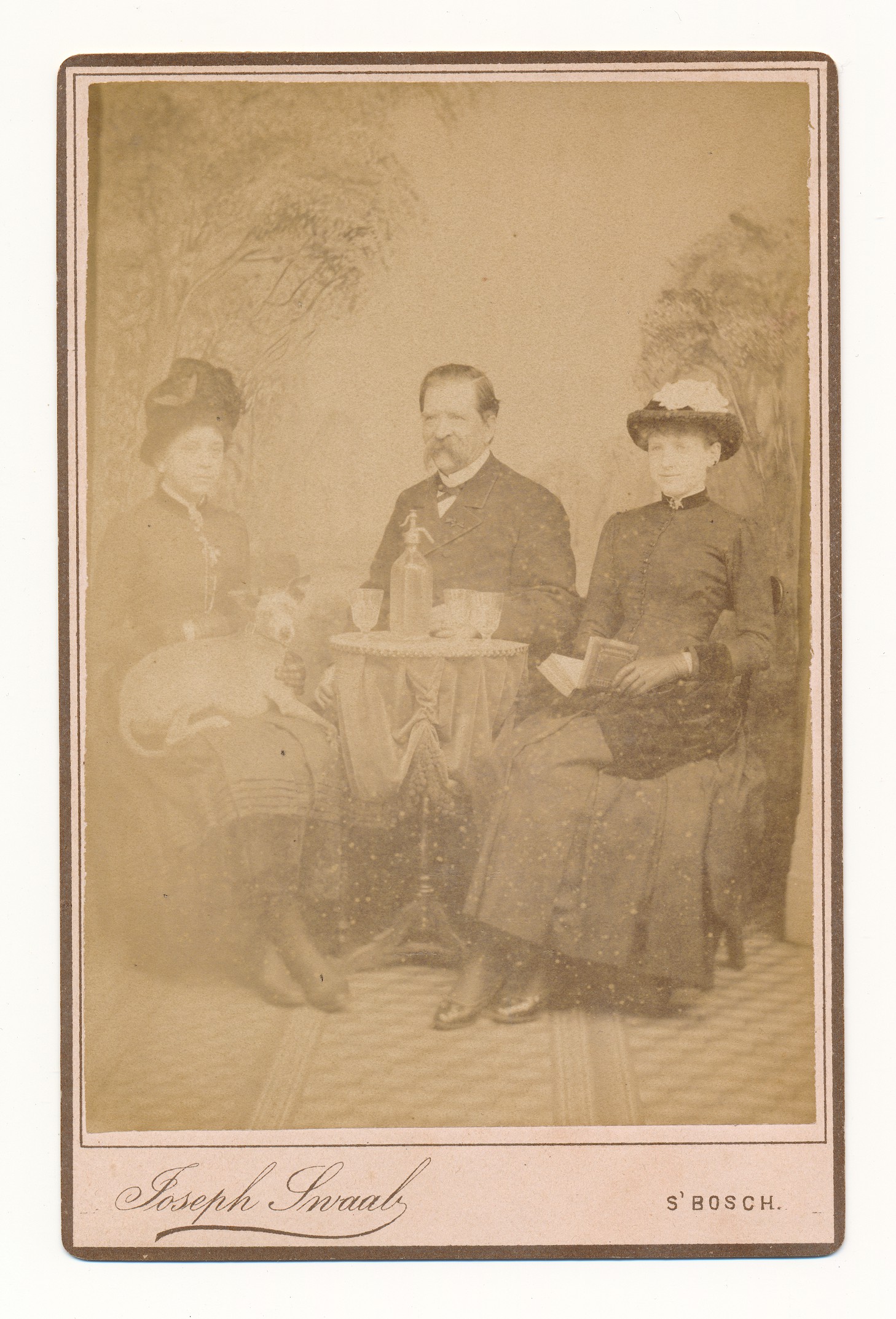 Joseph Swaab: familiegroep bij een tafeltje, ‘s-Hertogenbosch ca. 1890
