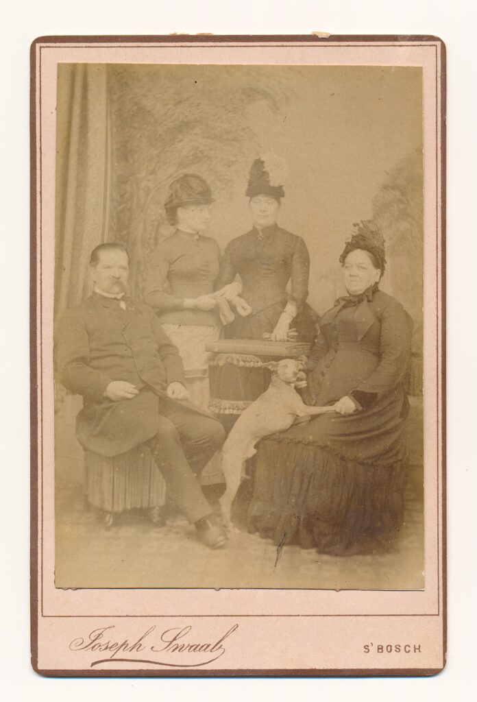 Bekijk de foto's 1 van Joseph Swaab: familiegroep met hondje, ‘s-Hertogenbosch ca. 1890