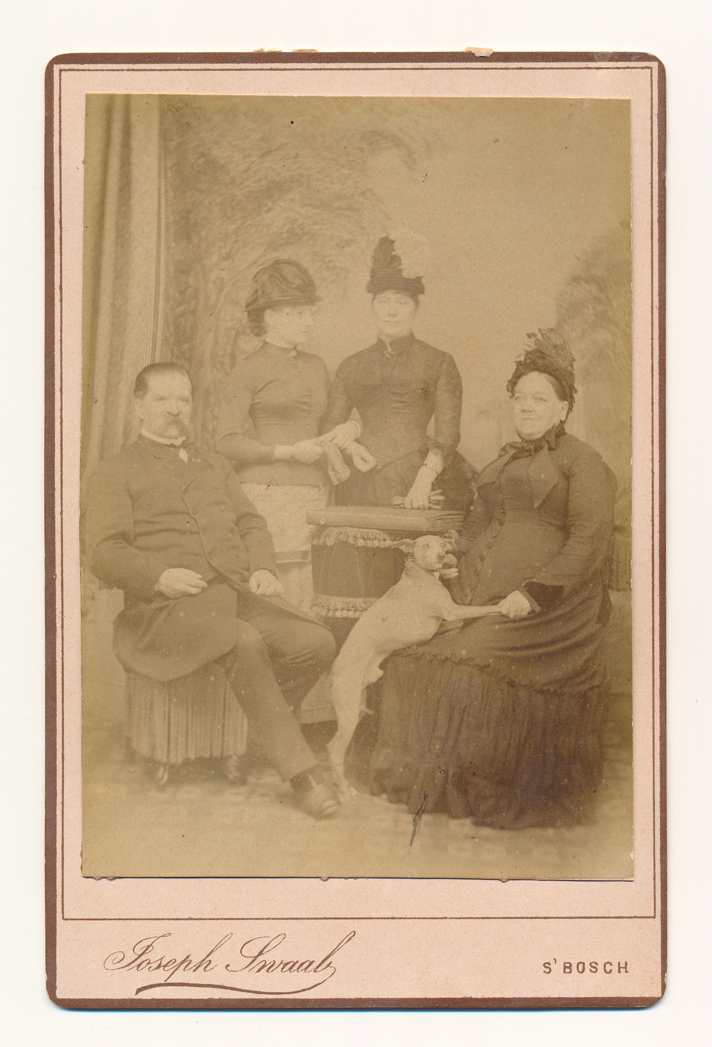 Joseph Swaab: familiegroep met hondje, ‘s-Hertogenbosch ca. 1890