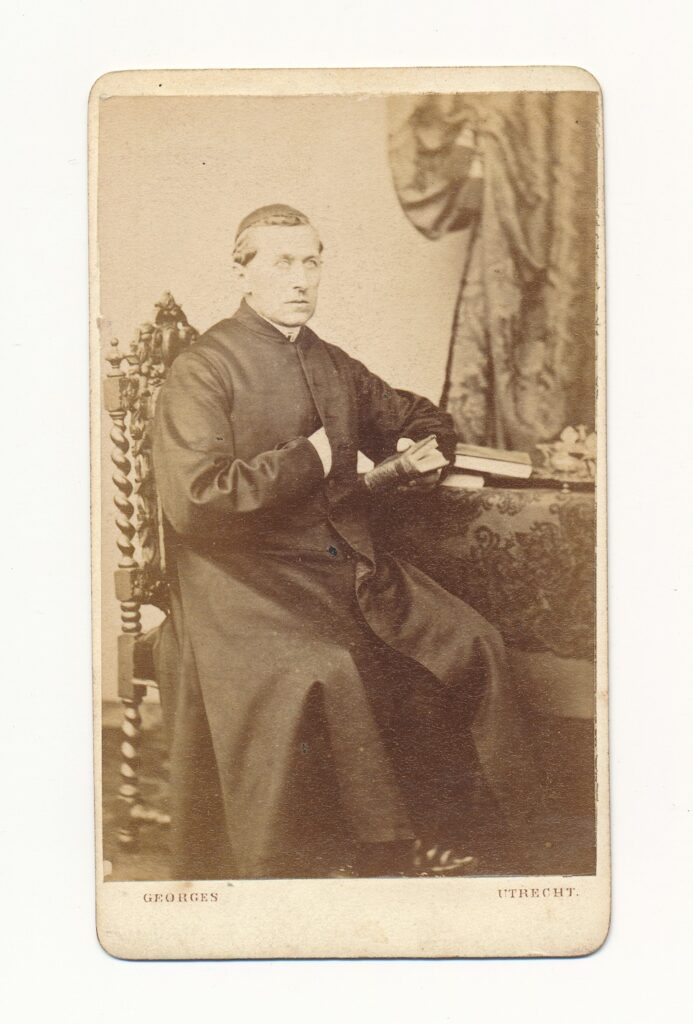 Bekijk de foto's 1 van Georges: jonge priester aan een tafel, Utrecht ca. 1885