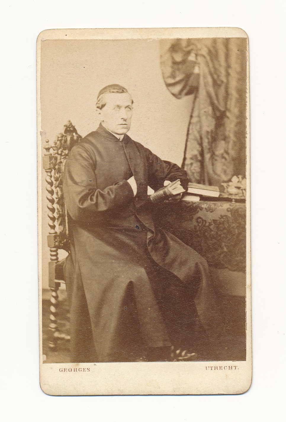 Georges: jonge priester aan een tafel, Utrecht ca. 1885