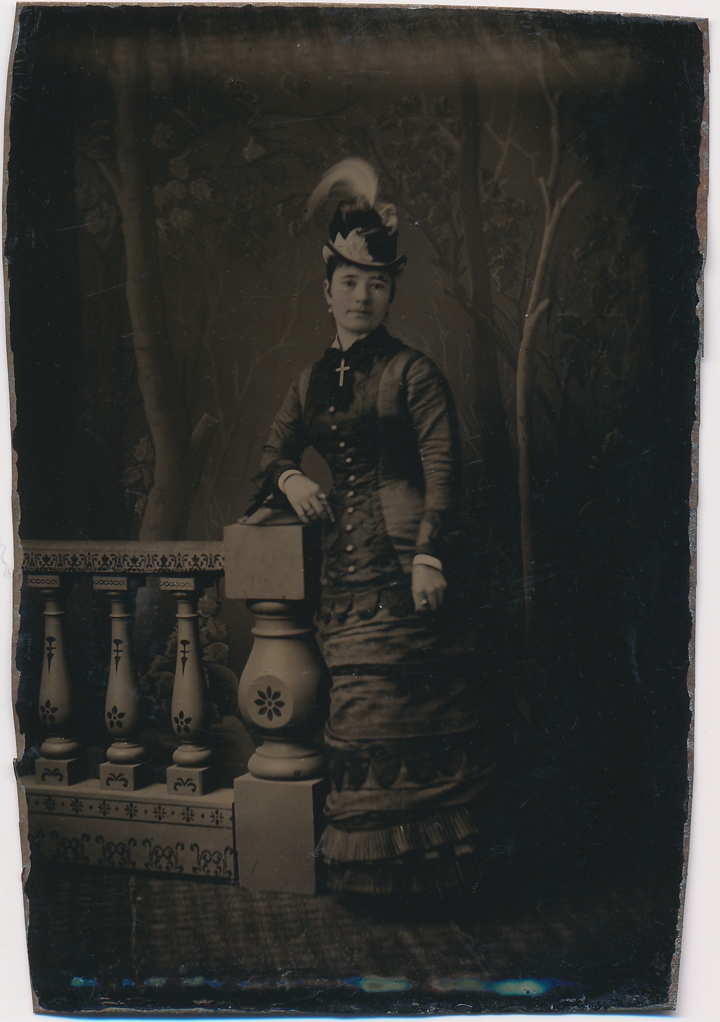 Onbekend: vrouw bij een balustrade, Nederland ca. 1875
