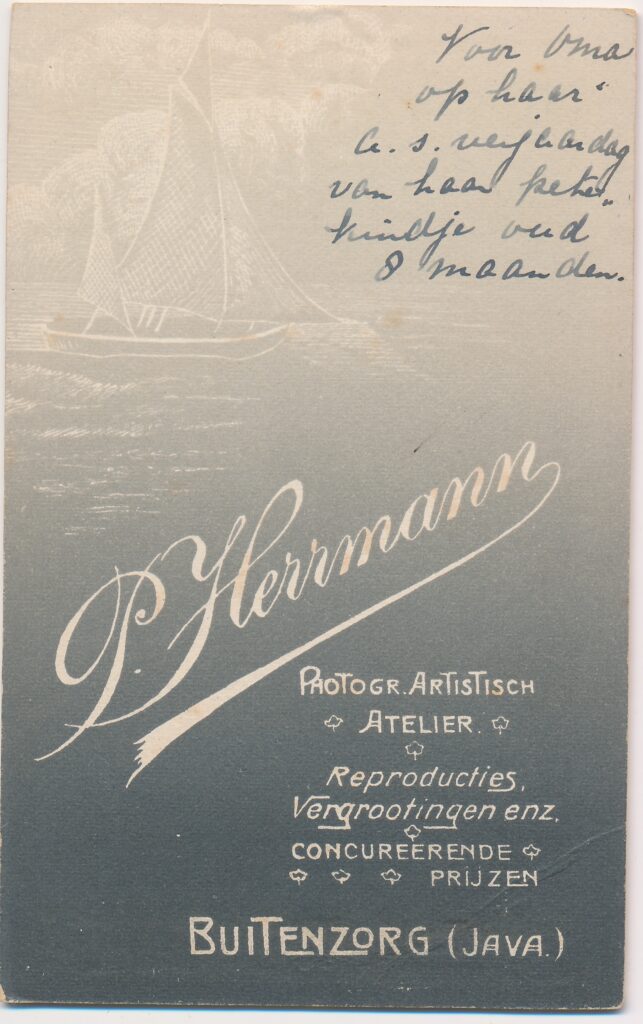 Bekijk de foto's 2 van P. Herrmann: peetekindje, Buitenzorg ca. 1905