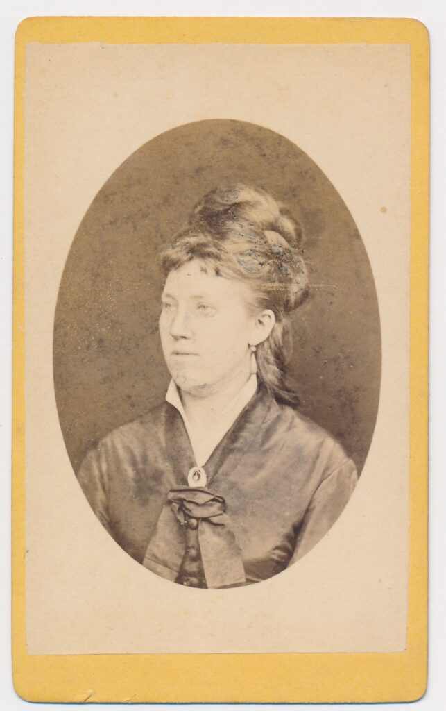Bekijk de foto's 1 van J.B. Jasper: onbekende vrouw, Soerabaja ca. 1885