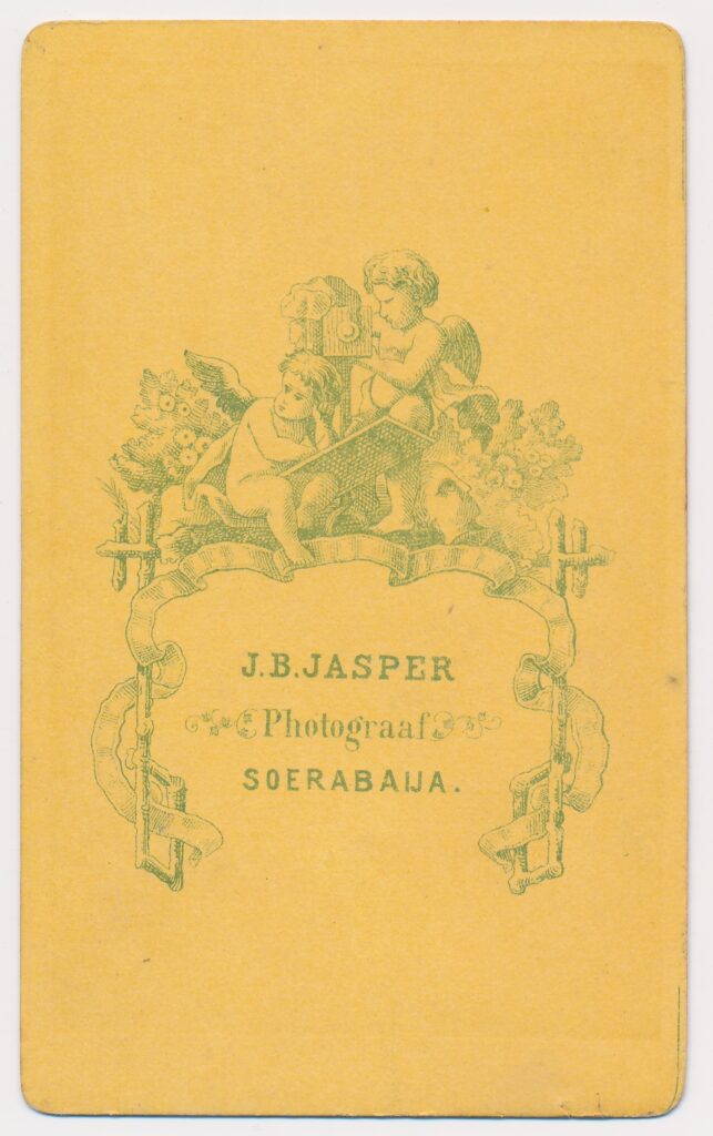 Bekijk de foto's 2 van J.B. Jasper: onbekende vrouw, Soerabaja ca. 1885