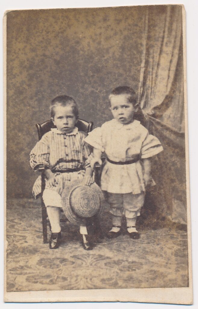 Bekijk de foto's 1 van M. Hille: twee jongens, Den Haag ca. 1863