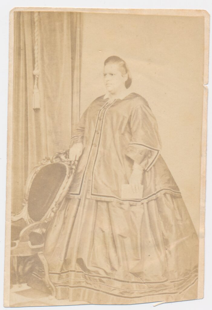 Bekijk de foto's 1 van Schull & Co: onbekende vrouw, Samarang ca. 1865